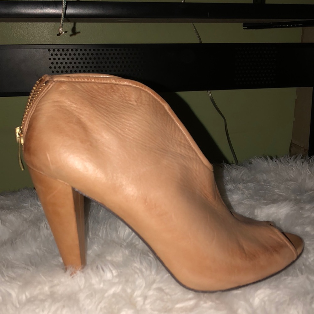 Baby Soft LEATHER Vince Camuto open toe booties.